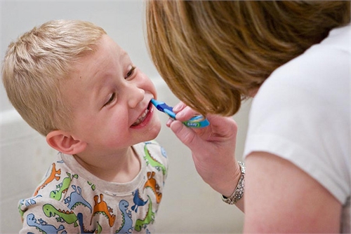 Як правильно чистити зуби дітям